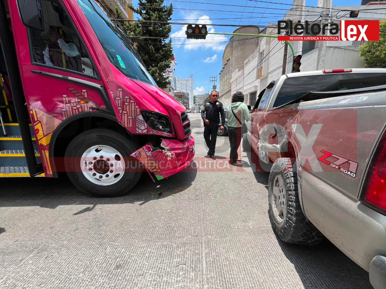 El estrenón: camioneta se pasa el alto y choca con nueva unidad del Tuzobús
